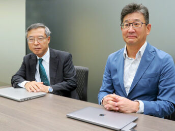 【メディア掲載】『日刊薬業』(3/18)トップニュースに森和彦事業責任者と森俊介副事業責任者のインタビュー記事が報道されました。
